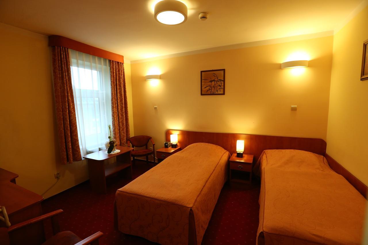 Hotel Korona ชีคฮานูฟ ภายนอก รูปภาพ