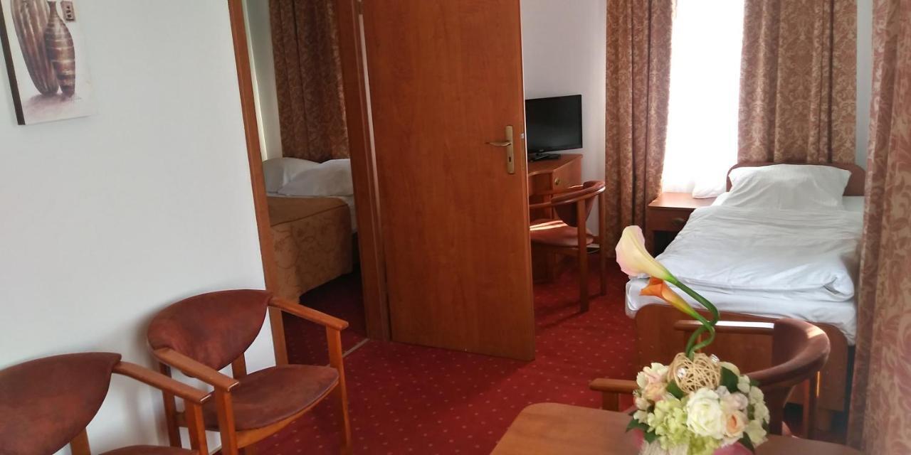 Hotel Korona ชีคฮานูฟ ภายนอก รูปภาพ