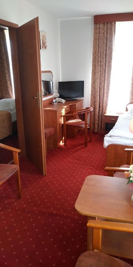 Hotel Korona ชีคฮานูฟ ภายนอก รูปภาพ