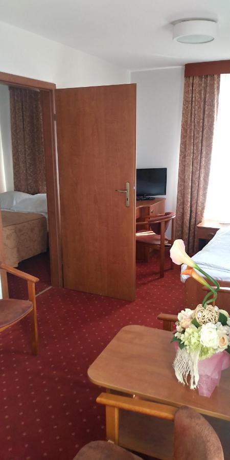 Hotel Korona ชีคฮานูฟ ภายนอก รูปภาพ